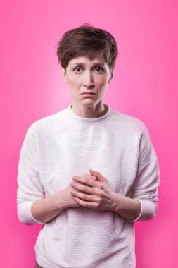 Neden öyle. Güzel kadın varoluş portre trendy pembe studio backgroud izole.