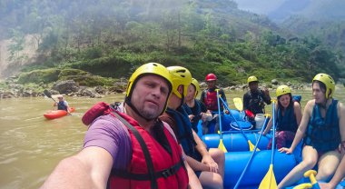 Bhote: Koshi nehir, Nepal - 09 Nisan 2018: üzerindeki Nepal'deki Bhote Koshi rafting, teknede oturan insanlar. Sınıf 4-5 rapids nehir vardır.