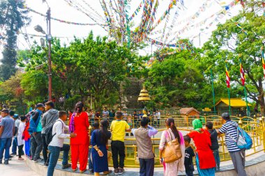 Katmandu, Nepal - 08 Nisan 2018: Swayambhu Stupa Katmandu, Nepal üzerinde 08 Nisan 2018 yakın kişi. Maymun Tapınağı ve dua bayrakları lunghta. Ünlü anchient dini hedef.