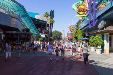 Orlando, Amerika Birleşik Devletleri - 9 Mayıs 2018: Universal City Walk alışveriş merkezi girişinde Universal Studios Orlando olduğunu