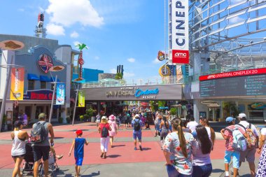 Orlando, Amerika Birleşik Devletleri - 9 Mayıs 2018: Universal City Walk alışveriş merkezi girişinde Universal Studios Orlando olduğunu