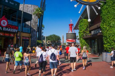 Orlando, Amerika Birleşik Devletleri - 9 Mayıs 2018: Universal City Walk alışveriş merkezi girişinde Universal Studios Orlando olduğunu