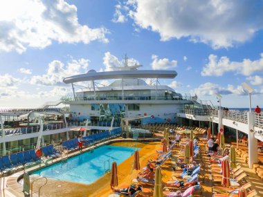 Cape Canaveral, Amerika Birleşik Devletleri - 29 Nisan 2018: Yüzme havuzları cruise liner veya gemi ile üst güverte Oasis Royal Caribbean tarafından denizlerin Cape Canaveral, ABD 29 Nisan 2018 üzerinde demirledi.