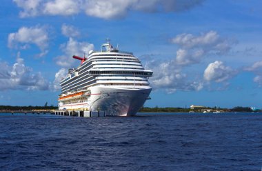 Cozumel, Meksika - 04 Mayıs 2018: Carnival Dream gemisi Cozumel, Meksika için limanda