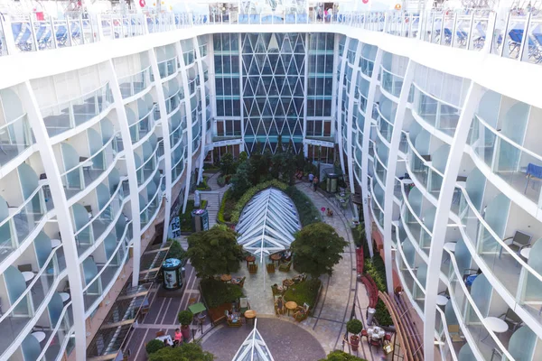 Cape Canaveral, ABD - 05 Mayıs 2018: Cruise liner ya da gemi central Park'ta insanlara Oasis Royal Caribbean tarafından denizlerin Cape Canaveral, ABD 05 Mayıs 2018 yanaştı. İkinci büyük yolcu