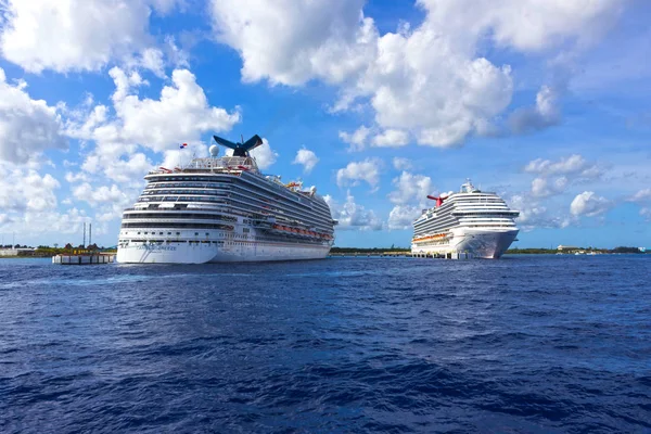 Cozumel, Mexico - 04 mei 2018: The Carnival Dream en Carnival Breeze cruise schepen in de haven in Cozumel, Mexico — Stockfoto