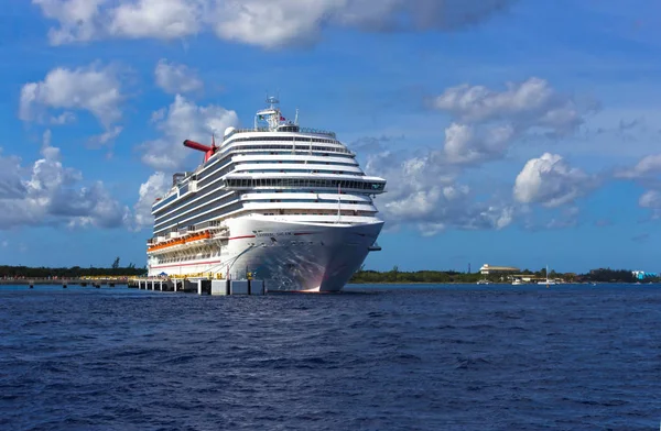 Cozumel, Meksika - 04 Mayıs 2018: Carnival Dream gemisi Cozumel, Meksika için limanda
