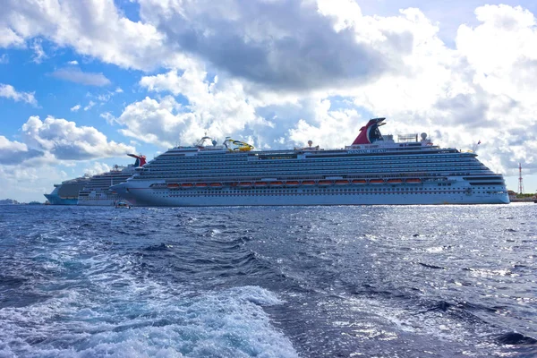 Cozumel, Meksyk - 04 maja 2018: Carnival Dream i Carnival Breeze cruise statki w porcie w Cozumel, Meksyk — Zdjęcie stockowe