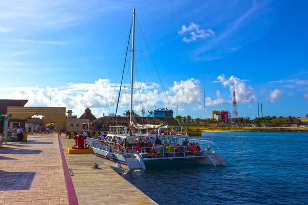 Touristen Auf Einer Fähre Blauem Karibischem Wasser Nahe Der Insel — Stockfoto