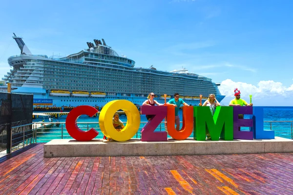 Cozumel, México - 04 de maio de 2018: Navio de cruzeiro Royal Carribean Oasis of the Seas atracado no porto de Cozumel durante um dos cruzeiros do Caribe Ocidental — Fotografia de Stock