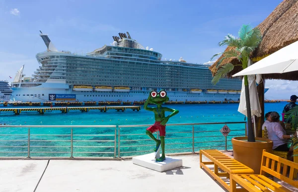 Cozumel, México - 04 de mayo de 2018: Crucero Royal Carribean Oasis of the Seas atracado en el puerto de Cozumel durante uno de los cruceros del Caribe Occidental — Foto de Stock