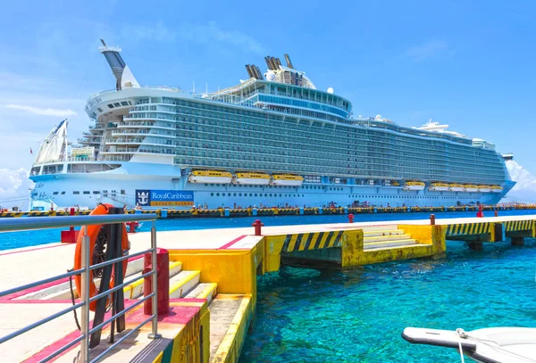 Cozumel, México - 04 de maio de 2018: Navio de cruzeiro Royal Carribean Oasis of the Seas atracado no porto de Cozumel durante um dos cruzeiros do Caribe Ocidental — Fotografia de Stock