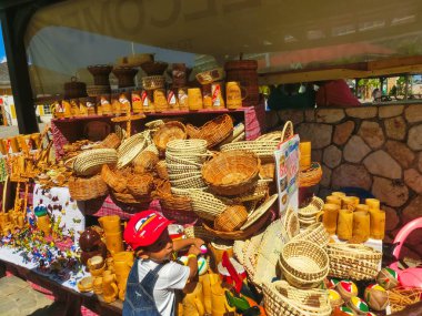 Falmouth, Jamaika - 02 Mayıs 2018: turistlere Hediyelik eşya satan sokak satıcıları