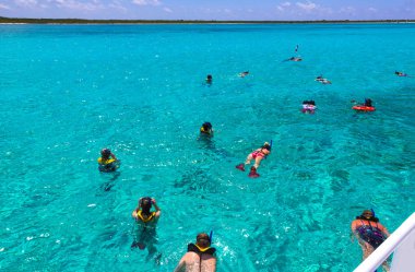 Cozumel, Meksika - grup arkadaşıyla birlikte rahatlatıcı Karayip Denizi'nin bir parti tekne turu
