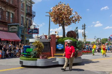 Orlando, Amerika Birleşik Devletleri - 8 Mayıs 2018: Universal Studio Park Tarih 8 Mayıs 2018 sanatçılar ile büyük geçit.