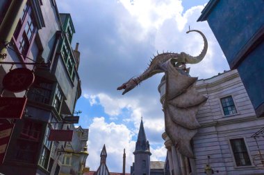 Orlando, ABD 8 Mayıs 2018: Bank Gringotts büyücü dünyayı Harry Potter Universal Studio Orlando Diagon sokakta Dragon'da.