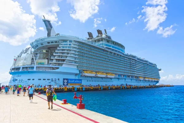 Cozumel, Mexico - 04 mei 2018: Royal Carribean cruiseschip Oasis of the Seas aangemeerd in de haven van Cozumel tijdens één van de West Caribbean cruises — Stockfoto