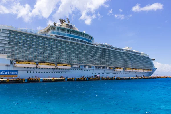 Cozumel, Mexiko - 04. května 2018: Royal Carribean výletní loď Oasis of the Seas zakotvila v přístavu Cozumel během jednoho ze západní Karibik plavby — Stock fotografie