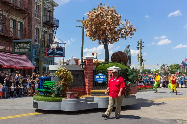 Orlando, Amerika Birleşik Devletleri - 8 Mayıs 2018: Universal Studio Park Tarih 8 Mayıs 2018 sanatçılar ile büyük geçit.
