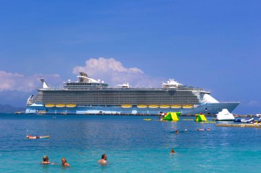 Labadee, Haiti - 01 Mayıs 2018: Haiti plajda gün zevk insanlar