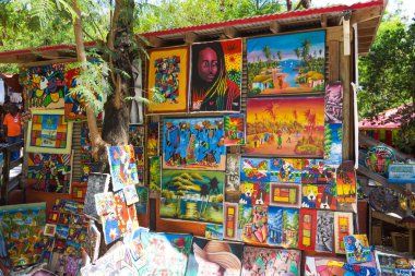 Labadee, Haiti - 01 Mayıs 2018: Haiti Adası Labadee kumsalda el işi Haiti Hatıra Eşyası güneşli günde