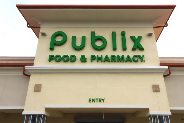 Orlando, usa - 29. April 2018: Markenname und Logo der Supermarktkette publix auf dem Dach des Ladens — Stockfoto