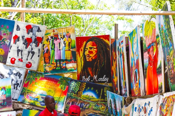 Labadee, Haiti - 01 Mayıs 2018: El işi Haiti Hediyelik eşya ve güneşli gün tabloya Haiti Adası Labadee, sahilde