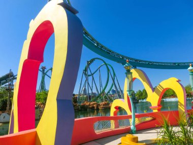 Orlando, Florida, ABD - 10 Mayıs 2018: Universal Stüdyoları Orlando 'nun Macera Adası' ndaki inanılmaz Hulk treni. Universal Studios Orlando, Orlando, Florida 'da bulunan bir tema parkı..