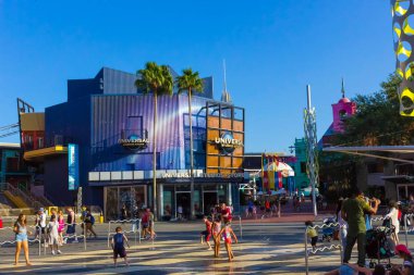 Orlando, Amerika Birleşik Devletleri - 9 Mayıs 2018: Universal City Walk alışveriş merkezi girişinde Universal Studios Orlando olduğunu