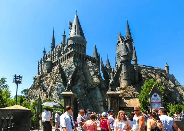 Orlando, Florida, USA - 09 toukokuu 2018: Tylypahkan linna Harry Potterin velhomaailmassa Adventure Island of Universal Studios Orlando . — kuvapankkivalokuva