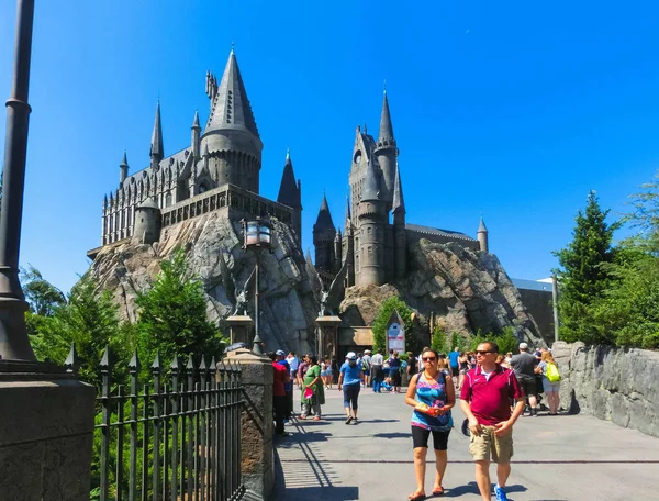 Orlando, Florida, Estados Unidos - 09 de mayo de 2018: La gente va al mundo mágico de Harry Potter — Foto de Stock