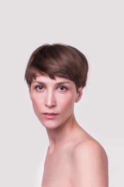 Güzel kadın yüzünü kapat. Genç model beyaz üzerine stüdyoda portresi