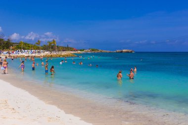 Labadee, Haiti - 01 Mayıs 2018: Haiti plajda gün zevk insanlar