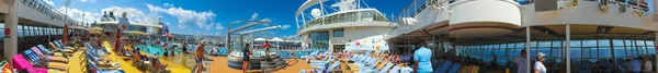 Cape canaveral, usa - 30. april 2018: das oberdeck mit kinderschwimmbecken auf einem kreuzfahrtschiff oder einer schiffsoase der meere in der karibik — Stockfoto