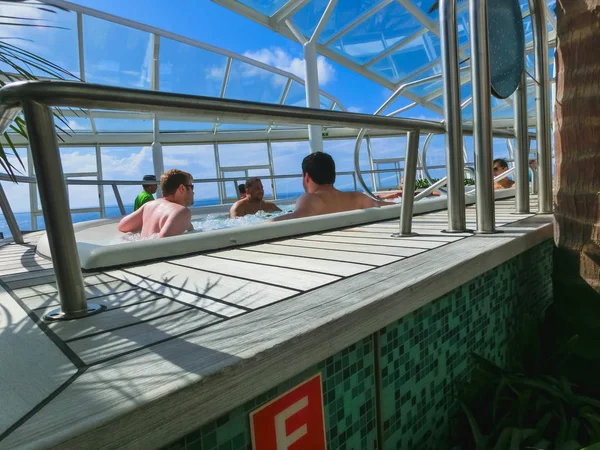 Φορτ Λαουντερντάλε, ΗΠΑ - 30 Απριλίου 2018: Οι άνθρωποι ανάπαυσης στην πισίνα τζακούζι στο ανώτερο κατάστρωμα στο κρουαζιερόπλοιο ή πλοίο όαση των θαλασσών της Royal Caribbean — Φωτογραφία Αρχείου