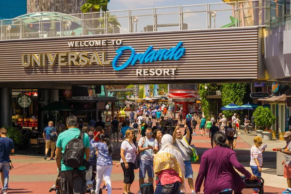 Orlando, EUA - 9 de maio de 2018: O Universal City Walk é o shopping na entrada do Universal Studios Orlando — Fotografia de Stock