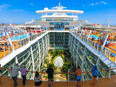 Cape Canaveral, Amerika Birleşik Devletleri - 29 Nisan 2018: Cruise liner ya da gemi Oasis Royal Caribbean tarafından denizlerin yüzme havuzları ile üst güverte