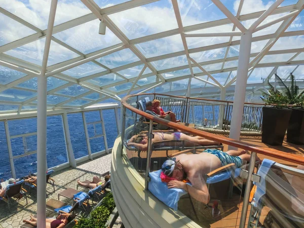 Cape Canaveral, Amerika Serikat - 29 April 2018: Orang-orang yang beristirahat di Solarium laut pada kapal pesiar Royal Carribean Oasis of the Seas — Stok Foto