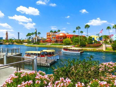 Orlando, Amerika Birleşik Devletleri - 8 Mayıs 2018: Büyük dönen evrensel logo küre üzerinde 9 Mayıs 2018.