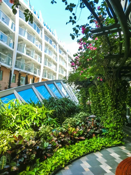 Cape Canaveral, Amerika Birleşik Devletleri - 29 Nisan 2018: Central park cruise liner ya da gemi Royal Caribbean tarafından Seas Oasis adlı