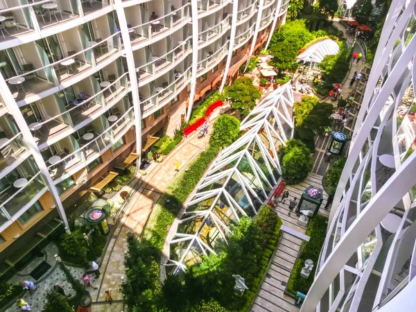 Cape Canaveral, Amerika Birleşik Devletleri - 29 Nisan 2018: Central park cruise liner ya da gemi Royal Caribbean tarafından Seas Oasis adlı