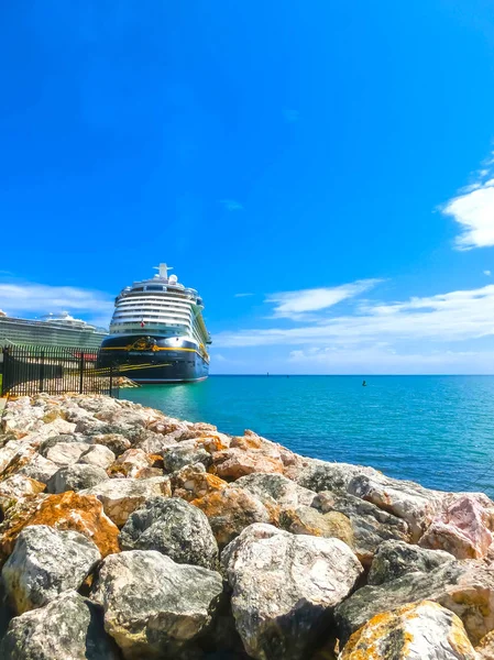 Falmouth, Jamaica - 02 mei 2018: Cruiseschip Disney Fantasy door Disney Cruise Line aangemeerd in Falmouth, Jamaica — Stockfoto