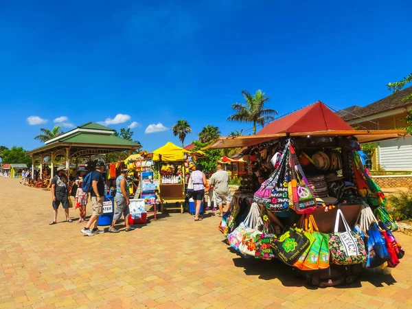 Falmouth, Jamaica - május 02, 2018: Utcai árusok szuvenír a turisták — Stock Fotó