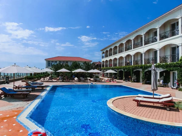Berdyansk, Ukrayna 30 Haziran 2018: Sun Resort otel Azak Denizi Plajı'nda yüzme havuzunda dinlenme insanlar