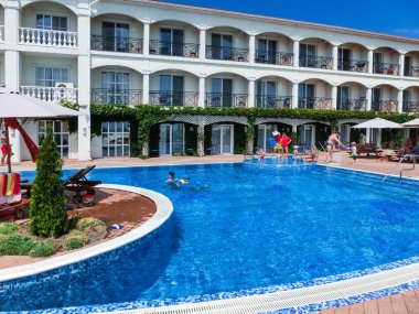 Berdyansk, Ukrayna 30 Haziran 2018: Sun Resort otel Azak Denizi Plajı'nda yüzme havuzunda dinlenme insanlar