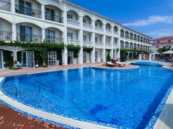 Berdyansk, Ukraine June 30, 2018: The swimming pool at Sun Resort Hotel at sea of Azov beach — Stock Photo, Image
