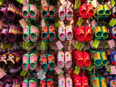Tampa, Amerika Birleşik Devletleri - 10 Mayıs 2018: Raf ile lots-in çeşitli pembe, mavi, yeşil ve siyah renklerde çocuk yumuşak lastik sandaletler veya Crocs çiftleri