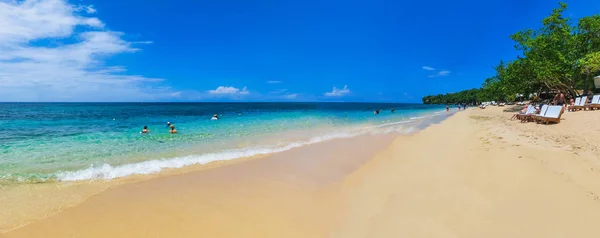 El mar y la arena en Bamboo Beach en Jamaica — Foto de Stock