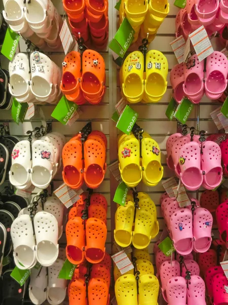 Tampa, EUA - 10 de maio de 2018: Cremalheira com muitos pares de sandálias de borracha macia para crianças ou Crocs em várias cores rosa, azul, verde e preto — Fotografia de Stock