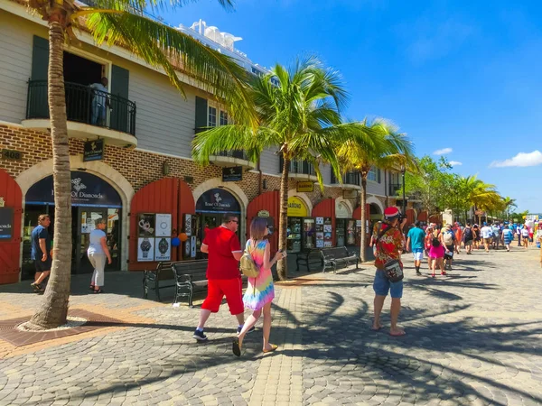 Falmouth, Jamaika - 02 Mayıs 2018: bağlantı giden insanlar